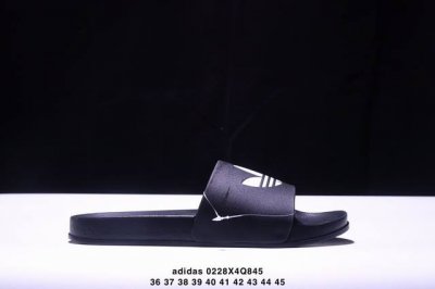 阿迪达斯 Adidas情侣夏季沙滩涉水休闲百搭运动潮流人字拖凉拖鞋。 Xm0228Q8