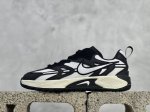 Futura X Nike Jam 系列 采用鞋面合成皮革与网眼布设计 以便于运动员在霹雳舞运动中的保护和耐穿 中底设计细节采用翻转swoosh设计 使得倒立动