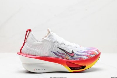 380 公司级新品发布 Nike Air Zoom Alphafly Next%3 Proto整体采用前作的设计语言，并且对后者的细节进行升级，马拉松和长距离路