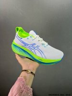 170 asics 亚瑟士Gel-Nimbus 26稳定跑鞋鞋面采用双层提花网面设计，提高包裹性和透气性，后跟搭载稳定系统科技T-Gel提升整体支撑力和结构感，