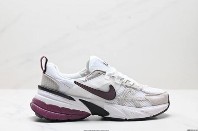 公司级耐克Nike V2K Run跑步鞋复古风潮 网面透气运动鞋 灰银紧致的鞋面材质提供良好的包裹性鞋侧 Swoosh以及鞋头部分搭配增添不少亮点的镀铬细节鞋垫