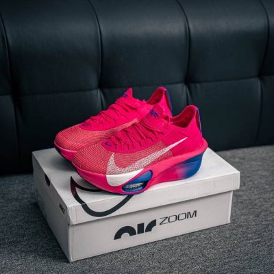 核心私 nike Air Zoom Alphafly Next% 整体采用前作的设计语言 并且对后者的细节进行升级 马拉松和长距离路跑的性能极限设计而生 货号