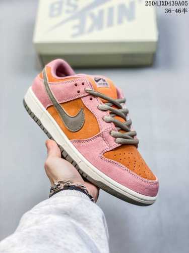 耐克Nike Sb Dunk Low What The Paul 彩色拼接 不对称鸳鸯 低帮运动休闲板鞋 右脚以多种色彩打造 颜色运用十分丰富 黑色的鞋包围上缀