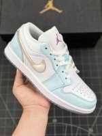 Air Jordan 1 Low Se Gs 低帮 冰川蓝 流沙脚趾 Aj1 乔丹1代 乔丹篮球鞋系列 整双鞋选用简约的纯白配色，并在鞋面中加入皮质搭配，带来复