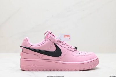 公司级ambush X Nk Air Force 1‘07 Low ”Phantom“ 联名款 空军一号低帮休闲板鞋 #鞋款鞋身以及内衬均采用了纯色皮革打造，标