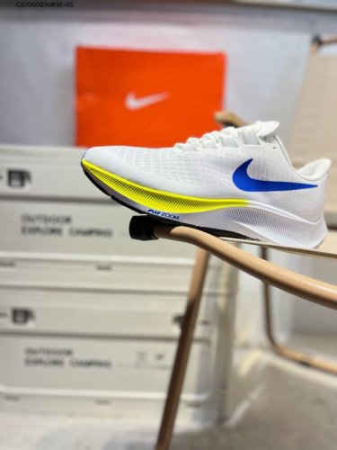 耐克Nike Zoom Pegasus 37 登月37代 超轻网面透气跑步鞋 采用透气网眼鞋面搭配外翻式鞋口，为脚跟区域营造出色舒适度，而在鞋底部分，搭载全掌型