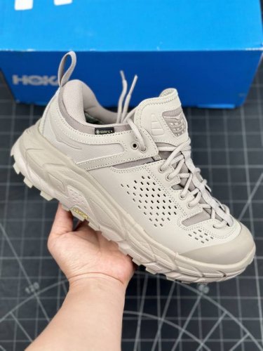 HOKA ONE ONE Tor Ultra Low 托亚系列 低帮专业越野跑步鞋 粗矿型的鞋身上脚特别修饰腿型 经典的胖鱼头鞋型 超高颜值 厚重皮质与热压鞋身