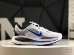 真标带半码 耐克 Nike Vomero 18 舒适减震防滑 低帮跑步鞋 全掌Reactx泡绵中底 前掌和后跟还配备了Air Zoom气垫单元 据说跑起来更快更
