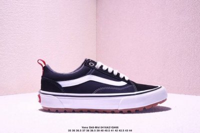 Vans经典款低帮休闲鞋，黑色搭配白色条纹，耐磨生胶底，舒适又耐穿。适合四季穿着。适合日常出行或者搭配36-45 半码36.5..38.5..40.5...42