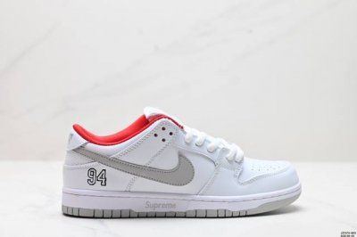 公司级nike Dunk Low Dunk Sb顾名思义，具有经典的dunk血缘，又注入了更多的时尚元素。相较于普通的dunk滑板鞋，改良版的dunk Sb加厚