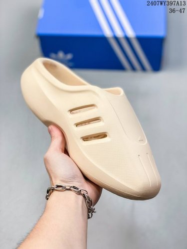 阿迪达斯 Adidas Adifom 夏季沙滩涉水百搭休闲拖凉拖鞋 超厚底增高男女鞋包头凉拖鞋。采用超轻95% 注塑 Eva塑料,5%泡沫塑料发泡缓震物料成型鞋