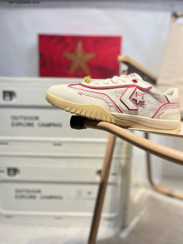 匡威Converse Omega Trainer Ox 蛇年限定 舒适防滑耐磨低帮休闲跑步鞋 Omega Trainer 作为两款 80 年代经典鞋型的融合复刻