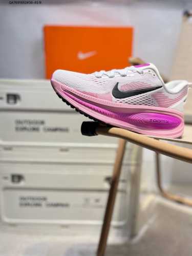 Nike Vomero 18 耐克 舒适减震防滑 低帮跑步鞋 全掌Reactx泡绵中底 前掌和后跟还配备了Air Zoom气垫单元 据说跑起来更快更舒适哦 这次