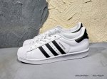 阿迪达斯 Adidas Superstar 三叶草经典贝壳头系列 新款休闲板鞋潮流男女士运动鞋 。鞋面柔软皮革材质 标志性的贝壳鞋头，锯齿三条纹，简约的线条。就