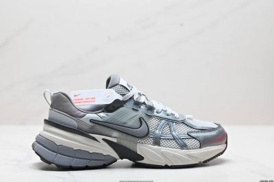 公司级耐克Nike V2K Run跑步鞋复古风潮 网面透气运动鞋 灰银紧致的鞋面材质提供良好的包裹性鞋侧 Swoosh以及鞋头部分搭配增添不少亮点的镀铬细节鞋垫