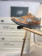 new Balance 2010系列复古老爹风休闲鞋 #采用轻质牛剖革拼接透气网眼衬垫织物鞋面材质 T-Beam大底提供足步弓支撑 保持步态稳定 后跟搭载外露缓