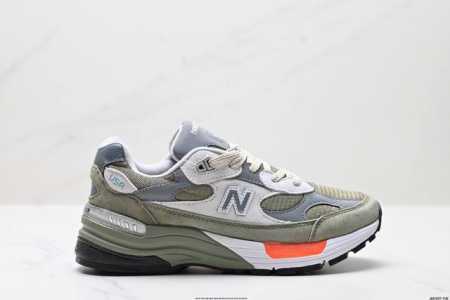 公司级新百伦Jound × New Balance 992 复古风格鞋面采用猪皮革与织物相结合，尼龙网布在拼接工序上极为繁复，彰显质感的同时带来舒适透气的体验； - 点击图像关闭