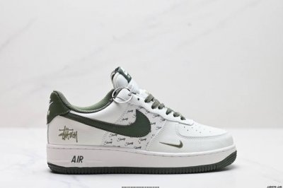 真标耐克Nike Air Force 7空军一号低帮百搭休闲运动板鞋。柔软、弹性十足的缓震性能和出色的中底设计，横跨复古与现代的外型结合，造就出风靡全球三十多年
