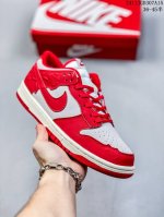 真标带半码耐克nike Sb Zoom Dunk Low 板鞋 系列经典百搭休闲运动板鞋 鞋舌的填充，使舒适性大大提升，同时也更方便穿脱中底部分则加入了脚感柔软