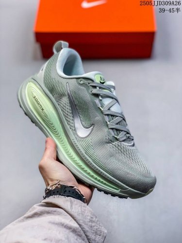 nike 耐克 佛莫罗18代系列 升级原楦原数据开发纸版 采用科技织法轻盈织物合成鞋面材质 足底搭载 Zoomx 缓震配置 Cushlon 3.0混合泡棉中底缓
