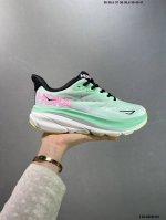 Hoka M Clifton 9 全新配色这个品牌来自于新西兰的毛利语，Hoka表示大地，One One表示飞越，连起来就是飞越地平线，One One不是读作“