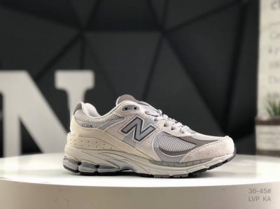 120 福利特价New Balance 2002R 复古单品 新百伦经典配色 沿袭了面世之初的经典科技，以Encap中底配以升级版N-Ergy缓震物料。鞋面则采