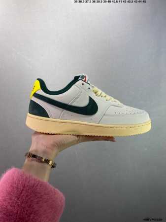 真标Nike Court Vision Low 白黑 受1980年代中期趋势的启发，Nikecourt Vision Low是一款融合了复古篮球风格的混合运动鞋 - 点击图像关闭