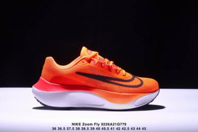 耐克 Nike Zoom Fly 5 运动鞋男女士公路跑鞋竞速跑步鞋厚底增高老爹鞋。采用耐用的设计，不仅可以部署在您最喜欢的比赛的起跑线上，还可以部署在征服后的