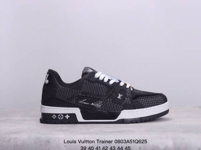 louis Vuitton Trainer 路易威登低帮休闲鞋 艺术总监 Virgil Abloh 设计的路易威登手写标识则于侧面彰显品牌格调. 经典老花 签名