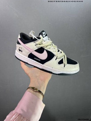 公司级耐克 Nike Dunk Low 运动鞋复古解构绑带板鞋 作为 80 年代经典篮球鞋款，起初专为硬木球场打造，后来成为席卷街头的时尚标杆，现以经典细节和复
