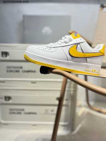 耐克 Nike Air Force 1 '07空军一号 百搭休闲运动板鞋。柔软、弹性十足的缓震性能和出色的中底设计，横跨复古与现代的外型结合，造就出风靡全球三十 - 点击图像关闭