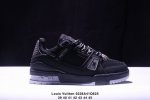 Louis Vuitton 路易威登 男鞋，采用荔枝纹二层牛剖革组合粒面牛剖革鞋面材质，鞋垫嵌入软脚感Eva物料，外置Tpr光泽隔色鞋底法国巴黎百年奢侈品牌Lv
