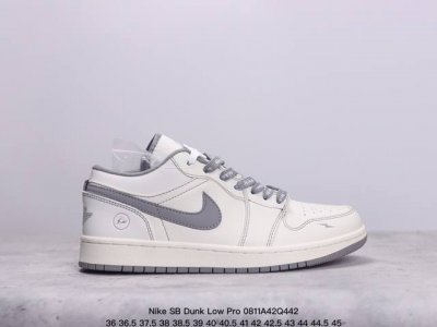 耐克 Nike Sb Dunk Low Pro 复古低帮休闲运动滑板板鞋。采用脚感柔软舒适zoomair气垫，有效吸收滑板等极限运动在落地时带来的冲击力，为街头