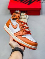 Jordan 1 Retro High OG 乔丹一代aj1 乔1 AJ1 篮球鞋复刻运动鞋。皮面高帮板鞋的设计灵感源自运动夹克，带你重温入选球队时刻。采用经典