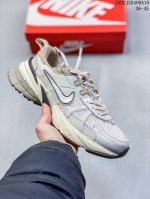 Nike V2K Run 复古单品 全新批次 纯原级别 复古老爹鞋跑步鞋 鞋款被命名为 Runtekk 设计上借鉴了 2000 年的跑鞋风格 配色上以金属银为主