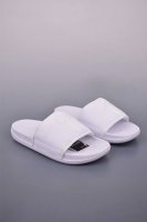 nike Kobe Offcourt Slide 科比专属配色休闲拖鞋 道奇队标志性的深蓝为主色调 鞋面上凸起且醒目的白色科比标志 彰显着独特韵味 采用 Hyp