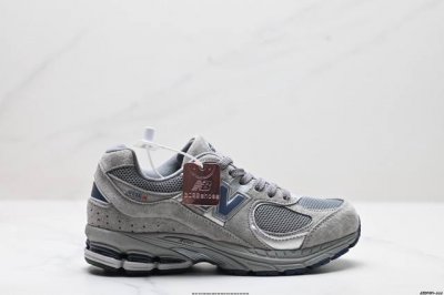 公司级new Balance 2002R 复古单品 热门复古鞋型new Balance 2002R，近日又曝出一款全新配色并释出官图。整双鞋采用棕色和米色主打，