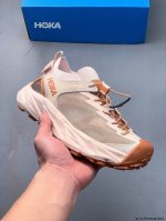 集图 Hoka Hopara 霍帕拉 夏季新款潮流徒步鞋防滑溯溪鞋 这双Hopara继承了Hoka家族的传统，标注性的橡胶化Eva缓震中底，兼具轻盈脚感与出色的