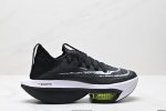 公司级新品发布 Nike Air Zoom Alphafly Next%整体采用前作的设计语言，并且对后者的细节进行升级，马拉松和长距离路跑的性能极限设计而生。