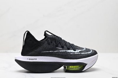 公司级新品发布 Nike Air Zoom Alphafly Next%整体采用前作的设计语言，并且对后者的细节进行升级，马拉松和长距离路跑的性能极限设计而生。
