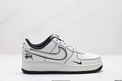 真标耐克nike Air Force 7空军一号低帮百搭休闲运动板鞋。柔软、弹性十足的缓震性能和出色的中底设计，横跨复古与现代的外型结合，造就出风靡全球三十多年