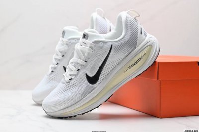 公司级Nike Vomero 18 耐克 舒适减震防滑 低帮跑步鞋 全掌Reactx泡绵中底 前掌和后跟还配备了Air Zoom气垫单元 据说跑起来更快更舒适哦
