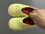 a家丑萌洞洞一脚蹬儿童凉鞋 Size：24-37码 丑萌丑萌的小可爱凉鞋 透气孔设计，舒适不闷脚 附赠一对鞋垫，方便清洗 一体成型工艺，全身无胶