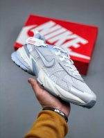 Nike V2K Runtekk 减震防滑复古低帮跑步鞋材质上使用大面积网眼 皮革 Tpu 组成 支撑和透气性肯定不错 中底处由 Cushlon 泡绵打造 保证