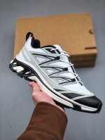 300 Salomon 萨洛蒙 Xt-6 复古机能跑鞋 这双 Xt-6 鞋面以“锯齿”状的包裹系统呈现 在黑色基底之下加入了各种色点缀 内嵌式的袜套设计与 Q