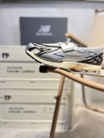 new Balance 1906系列复古老爹风休闲一脚蹬 #采用轻质牛剖革拼接透气网眼衬垫织物鞋面材质 T-Beam大底提供足步弓支撑 保持步态稳定 后跟搭载外