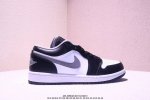 Air Jordan 1 Low Aj1 原装版本低帮球鞋一直是占领街头的宠儿。眼前两款 Air Jordan 1 Low 新品，不仅拥有黑脚趾的熟悉轮廓，简洁