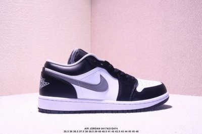 Air Jordan 1 Low Aj1 原装版本低帮球鞋一直是占领街头的宠儿。眼前两款 Air Jordan 1 Low 新品，不仅拥有黑脚趾的熟悉轮廓，简洁
