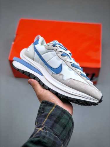 Sacai X Nike Vaporwaffle 3.0 Beige Grey Red 系列改良马拉松变形解构前卫设计五层底休闲运动慢跑鞋“厚布灰白蓝重叠双钩子
