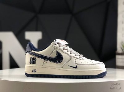 300 耐克 Nike Air Force 1 ’07 空军一号低帮百搭休闲运动板鞋。柔软、弹性十足的缓震性能和出色的中底设计，横跨复古与现代的外型结合，造就出